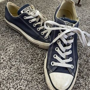Navy all-star low top converse, Women’s size 8